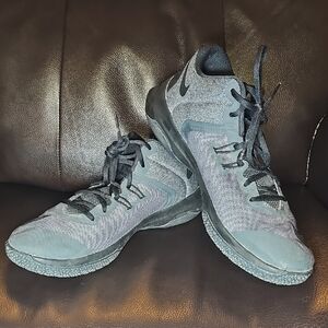 Nike Men's Versitile Athletic Shoes - Black and Gray Basketball Pickle Ball Q13